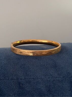 Vintage Carl ART 1/20 12KT Gold Filled
Satin Finish and Engraved Bangle Bracelet